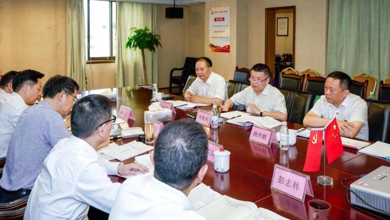 尊龍凱時集團黨委召開對照黨章黨規找差距專題會議