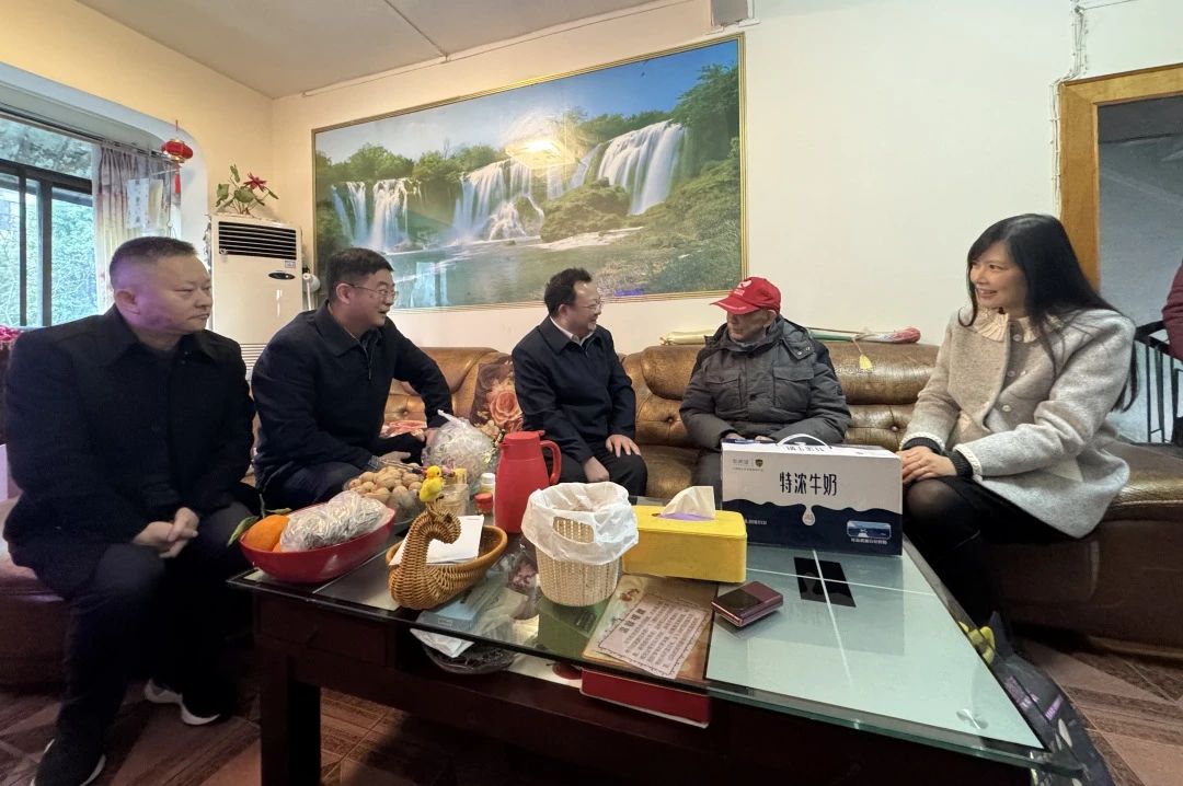 省國資委黨委委員、副主任何政走訪慰問省尊龍凱時集團老黨員、老干部